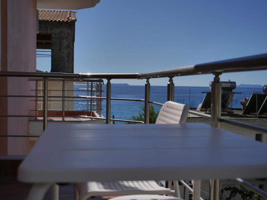 Himara Royal Hotel Buitenkant foto